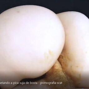 Mulher cagando na rola e punhetando a pica suja de bosta - pornografia scat