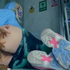 Mulher cagando e esfregando a merda na bunda